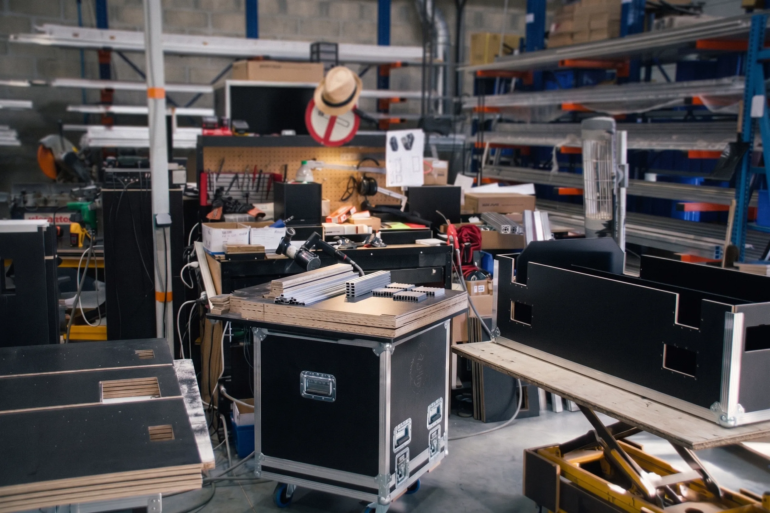 Processus industriel et artisanal de fabrication de flight cases sur mesure