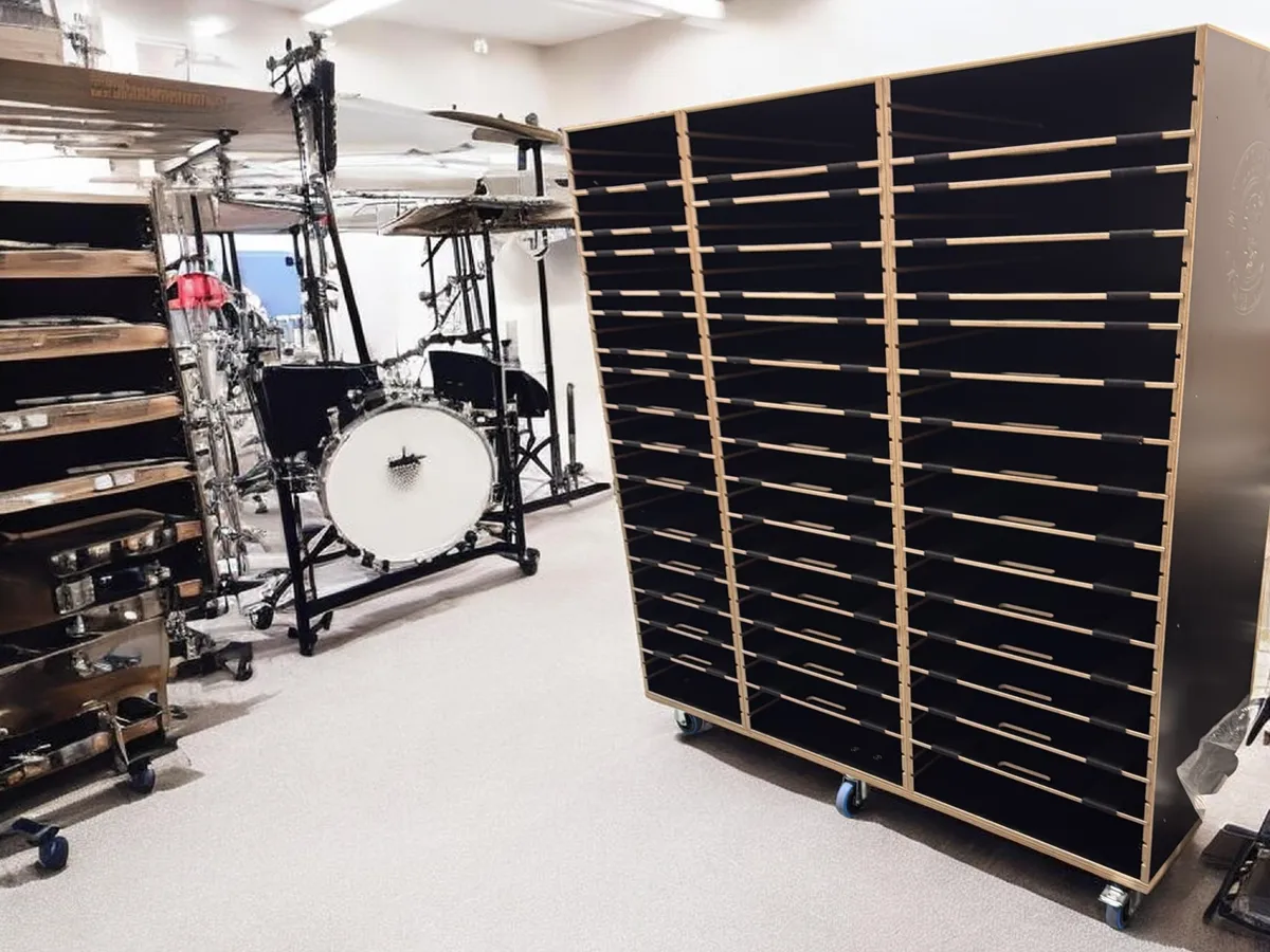 Réalisation Rack rangement cymbale showroom et backline